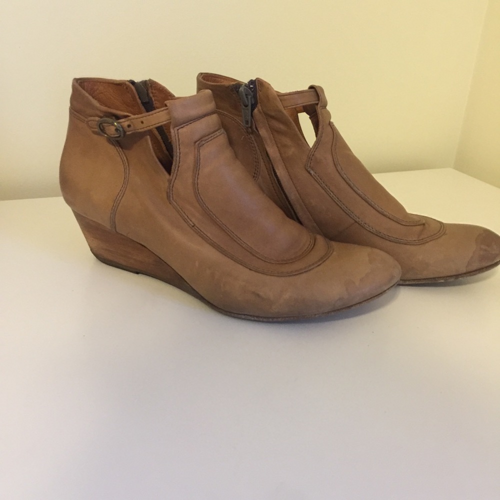 COCLICO tan wedge ankle boots